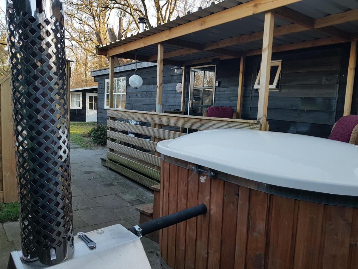 Chalet 2 pers met HOTTUB - Aan de bosrand - IJsselmeer - Gaasterland - Bos Rijs Buitenkant foto