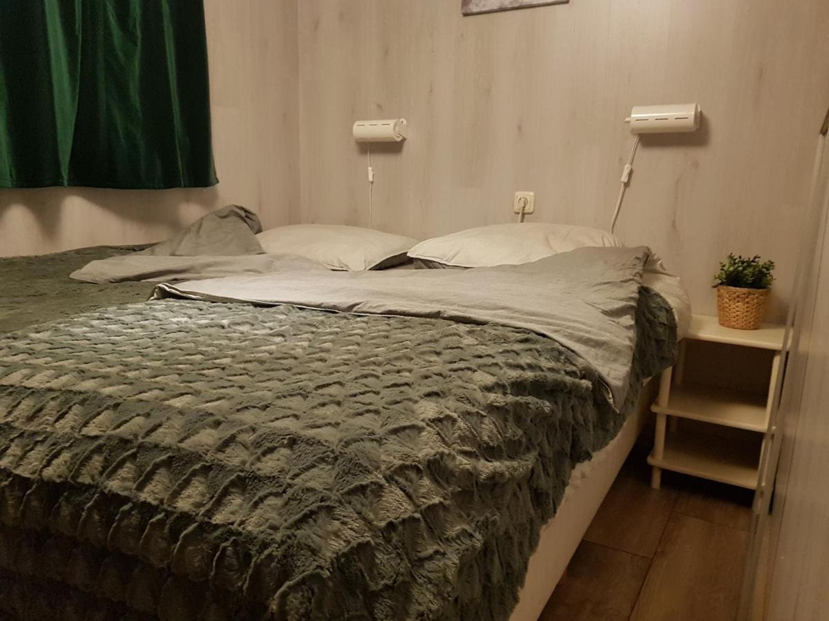 Chalet 2 pers met HOTTUB - Aan de bosrand - IJsselmeer - Gaasterland - Bos Rijs Buitenkant foto